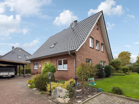 Hausansicht - Haus kaufen in Großenkneten - Gepflegtes und modernisiertes Zweifamilienhaus in Huntlosen