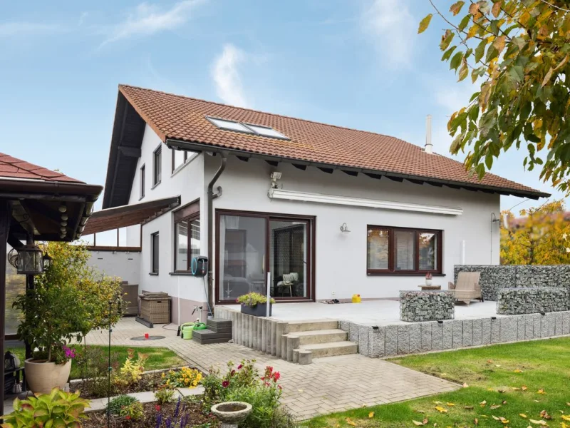 Rückansicht - Haus kaufen in Döhlau - Schick: Elegantes Einfamilienhaus mit voll ausgebautem Keller und guter Lage in Döhlau