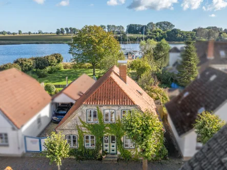 Titelbild - Haus kaufen in Arnis - Traumhaftes Einfamilienhaus in Arnis – Denkmalgeschütztes Kulturerbe mit Blick auf die Schlei