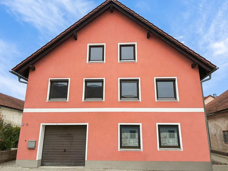 Frontansicht - Haus kaufen in Pilsting - Gelegenheit!  Großes Haus mit integrierter Garage/Werkstatt  im Zentrum von Pilsting