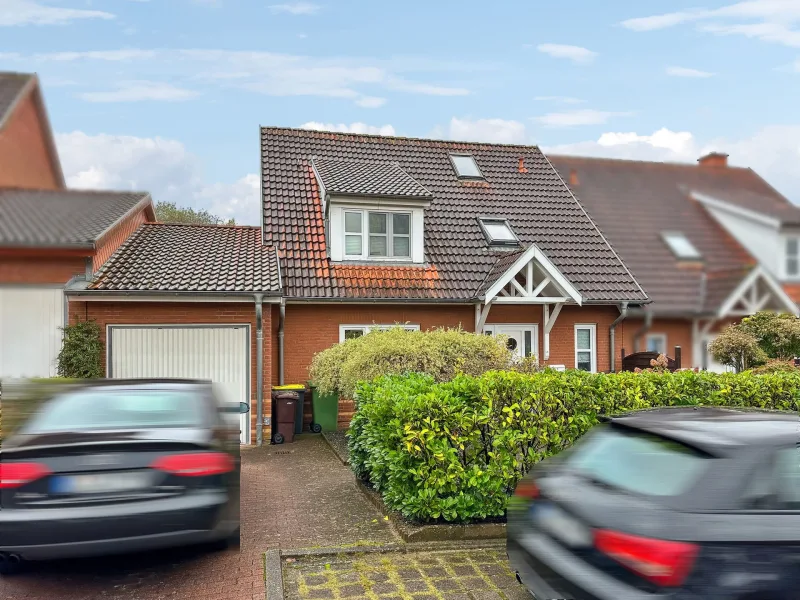 Hausansicht - Titelbild - Haus kaufen in Harrislee - Vermietete Doppelhaushälfte in ruhiger Lage am Lachsbachtal in Harrislee