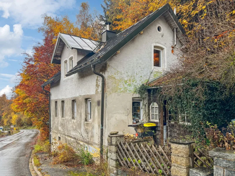 Titelbild - Haus kaufen in Fichtelberg - Handwerker aufgepasst! Charmantes Einfamilienhaus in idyllischer Lage in Fichtelberg