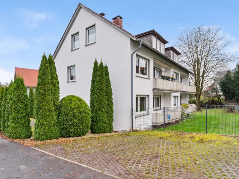 Titelbild - Wohnung kaufen in Detmold - Charmante 3-Zimmer-Wohnung mit Balkon in ruhiger Lage von Detmold