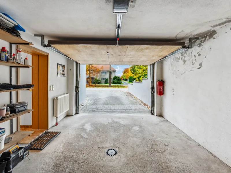 Garage mit Zugang zum Haus 