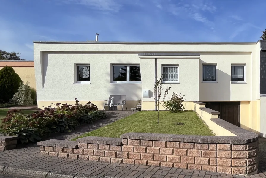 Titel - Haus kaufen in Halle - Einfamilienhaus mit Pool und Wintergarten in der Gottfried-Keller-Siedlung in Halle