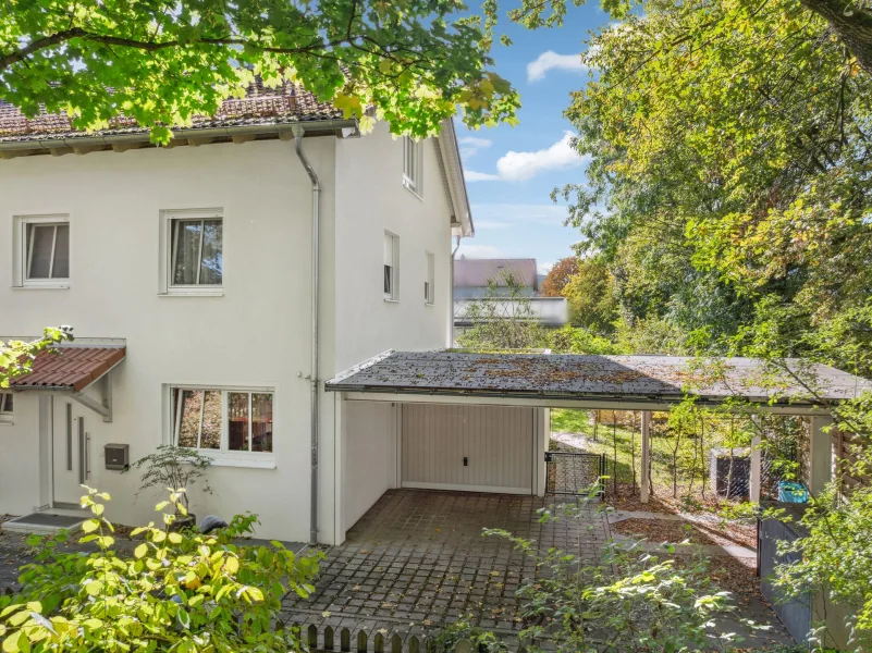 Hausansicht Garage und Carport