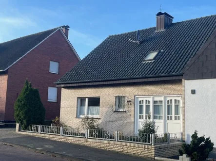 Außen1  - Haus kaufen in Rheine - Top gepflegtes Einfamilienhaus mit Sauna, überdachter Terasse, Kamin usw. Rheine l.d.Ems  