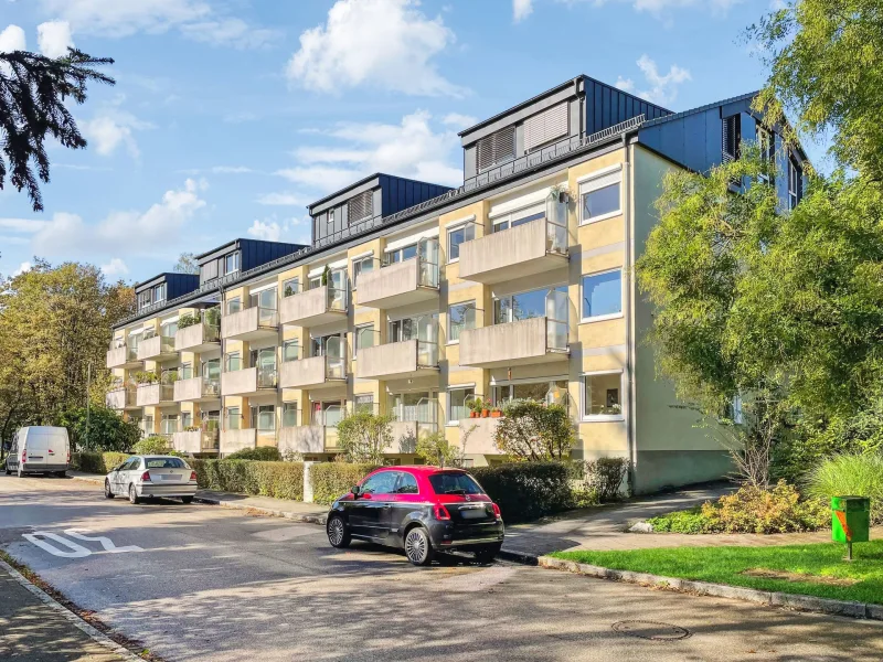 Hausansicht Straßenseite - Wohnung kaufen in Vaterstetten - Vermietete 2-Zimmer-Etagenwohnung in ruhiger Lage von Vaterstetten-Baldham