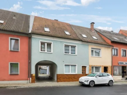 Ansicht - Haus kaufen in Hahnbach - Reihenmittelhaus im Ortskern von Hahnbach