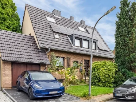 Straßenansicht - Haus kaufen in Bochum - Freistehendes Zweifamilienhaus in ruhiger und idyllischer Lage von Bochum Höntrop