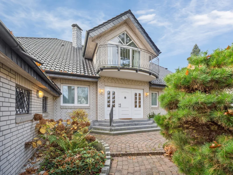 Titelbild - Haus kaufen in Hannover - Luxuriöses Einfamilienhaus auf parkähnlichem Grundstück in bester Lage von Hannover Kirchrode