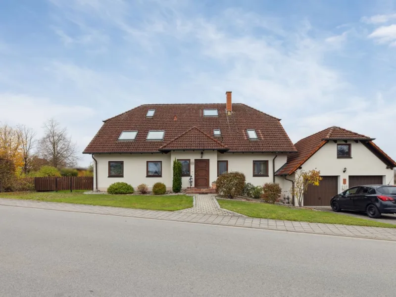 Hausansicht - Wohnung kaufen in Langensendelbach - Moderne Maisonette-Wohnung mit Charme und viel Platz in Langensendelbach