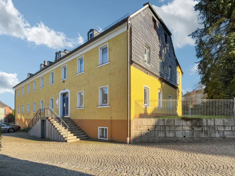 Straßenansicht - Haus kaufen in Kirchenlamitz - Ensembleschutz:  Wohn-/ und Geschäftshaus - Sanierung in Kirchenlamitz