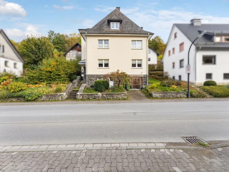 Hausansicht - Haus kaufen in Winterberg - Umfassend modernisiertes Einfamilienhaus mit Pelletheizung in Winterberg-Silbach