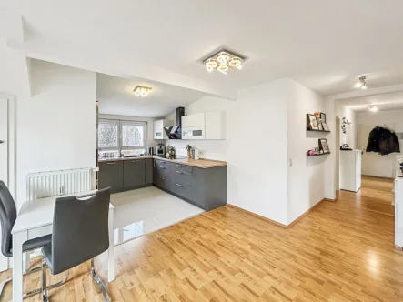 Wohnbereich - Wohnung kaufen in Wernau (Neckar) - Schöne 4-Zimmer-Wohnung mit Balkon und eigener Garage in Wernau