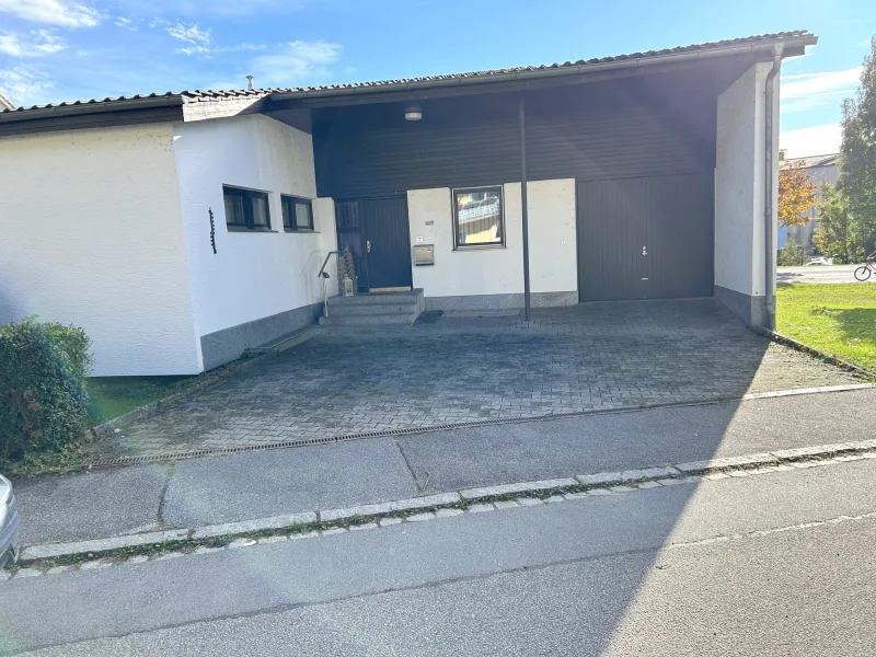 Ansicht - Haus kaufen in Deggendorf - Deggendorf: Einfamilienhaus im Bungalow-Stil mit Einliegerwohnung im Souterrain