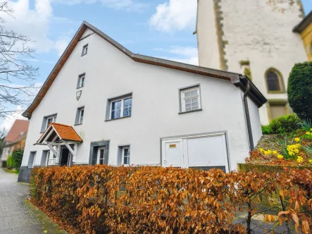 Hausansicht - Haus kaufen in Neckarwestheim - Ein Fachwerk zum Verlieben! Liebebedürftiges Einfamilienhaus mit Scheune und Ausbaureserve