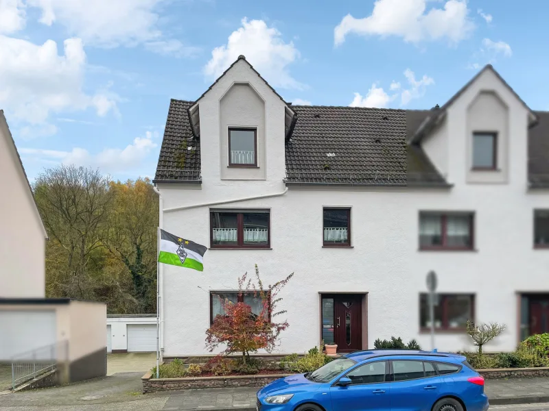 Titelbild - Haus kaufen in Beverungen - Großes Wohnpotenzial mit Ausblick ins Grüne - Reihenendhaus in Beverungen