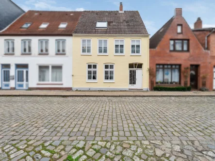 Hausansicht - Haus kaufen in Friedrichstadt - Denkmalgeschütztes Reihenhaus in Holländerstädtchen Friedrichstadt