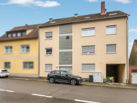 Hausansicht - Haus kaufen in Sankt Ingbert - Mehrfamilienhaus mit 7 Wohneinheiten und Garagen, vermietet, in attraktiver Wohnlage von St. Ingbert