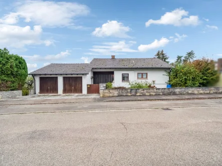 Titelbild - Haus kaufen in Hainsfarth - Charmantes Zweifamilienhaus in ruhiger Lage in Hainsfarth zum Eigenbezug