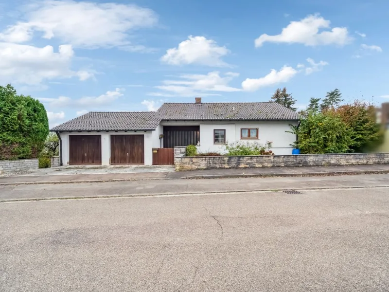 Titelbild - Haus kaufen in Hainsfarth - Charmantes Zweifamilienhaus in ruhiger Lage in Hainsfarth zum Eigenbezug