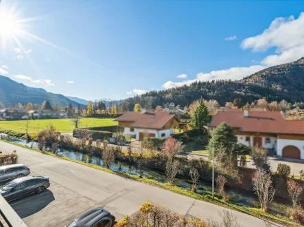 Bergblick vom Balkon - Wohnung kaufen in Kreuth - Kreuth: Gemütliche 2-Zimmer-Dachgeschosswohnung mit atemberaubendem Naturblick in ruhiger Wohnlage