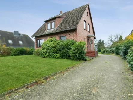 Hausansicht - Zufahrt - Haus kaufen in Neuenkirchen Delmsen - Geräumiges Zweifamilienhaus mit ca. 1.404 m² Traumgrundstück in Neuenkirchen-Delmsen