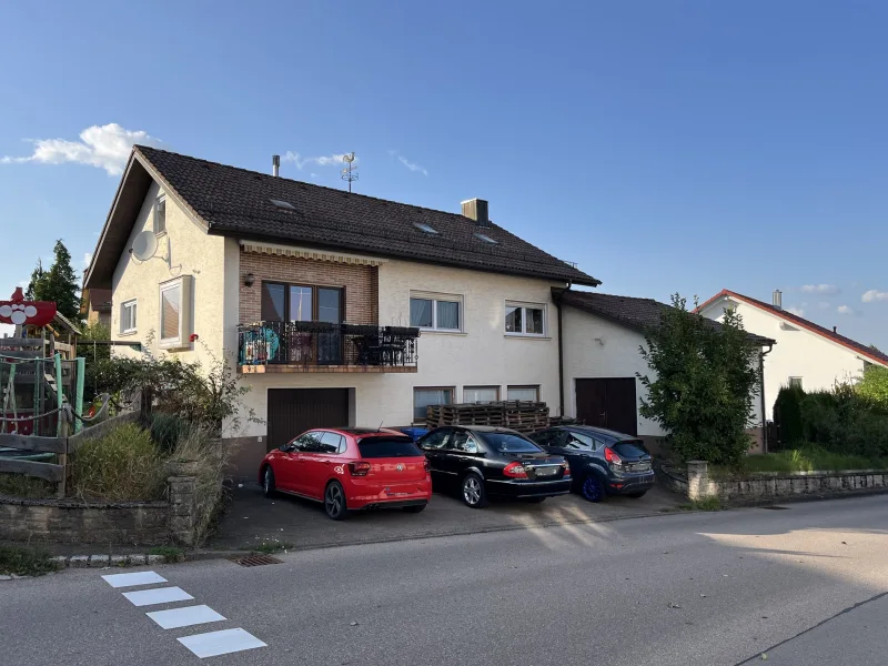 Ansicht - Haus kaufen in Rosenberg - Gepflegtes Zweifamilienhaus mit Werkstatt, Garten und Doppelgarage in Rosenberg