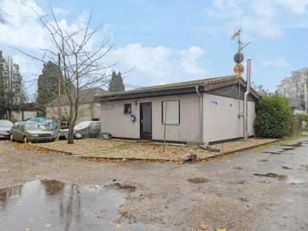 Hausansicht - Haus kaufen in Emmerich am Rhein - Gemütlicher Bungalow unmittelbar am Kiebitzsee von Emmerich-Elten