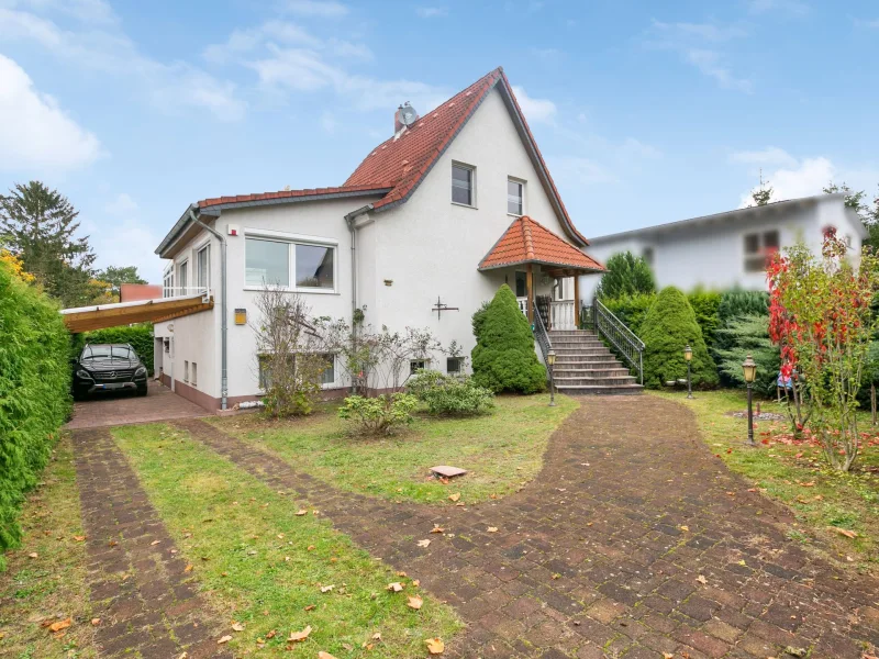 Hausansicht - Haus kaufen in Berlin - Bezugsfrei - Charmantes EFH mit Keller, Doppelcarport, Pool und schönem Garten in Berlin-Karow