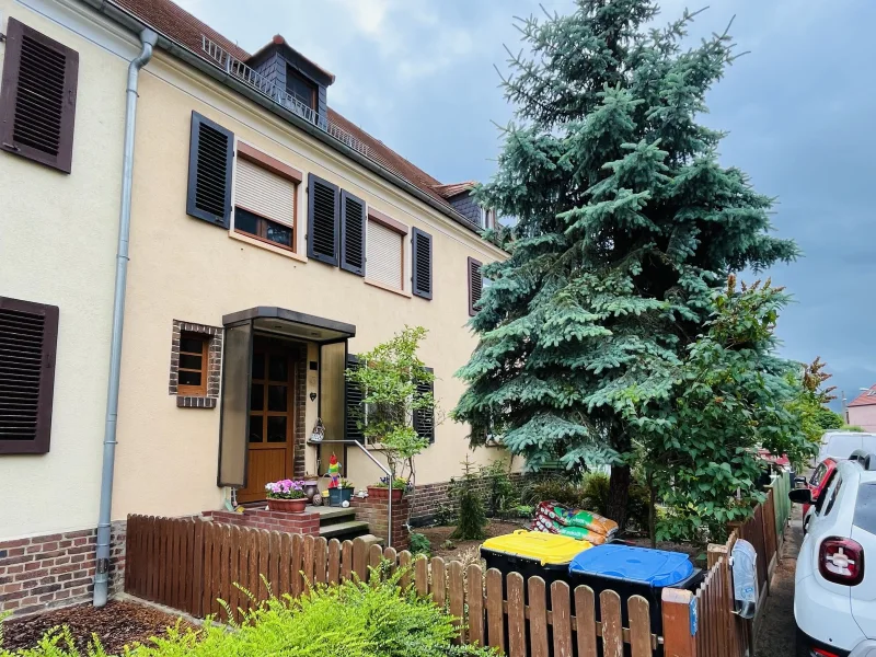 Hausansicht - Haus kaufen in Radebeul - Praktisches Reihenmittelhaus mit hübschen Grundstück in Radebeul an der Stadtgrenze von Dresden