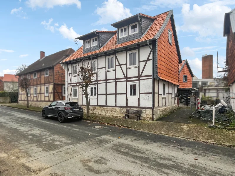 Frontansicht - Haus kaufen in Veltheim - Mehrfamilienhaus mit 3 Wohneinheiten und ca. 203 m² Wohnfläche in Veltheim (Ohe)