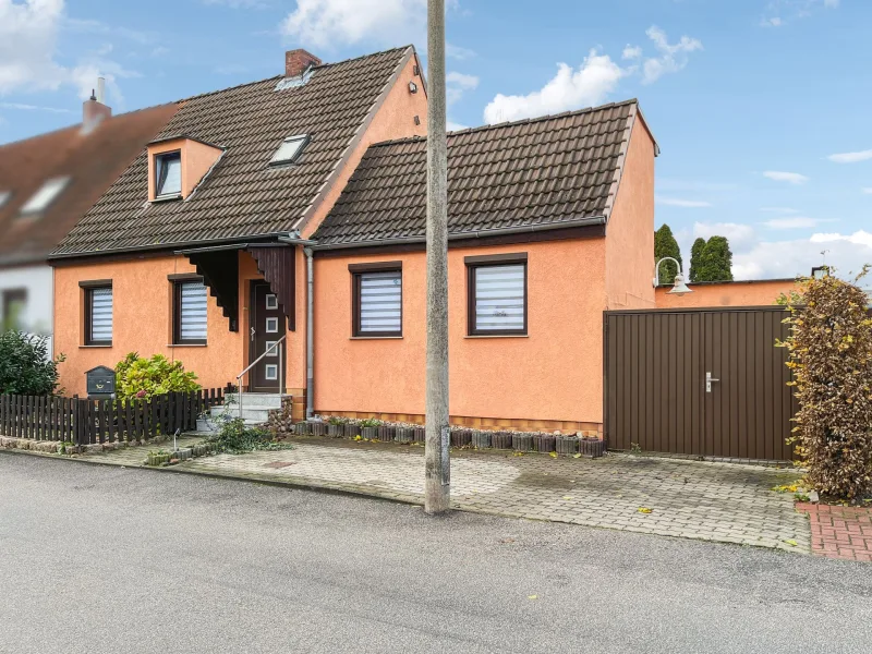 Hausansicht - Haus kaufen in Köthen - Wohnen mit Gartenidylle und Komfort - Doppelhaushälfte in Köthen