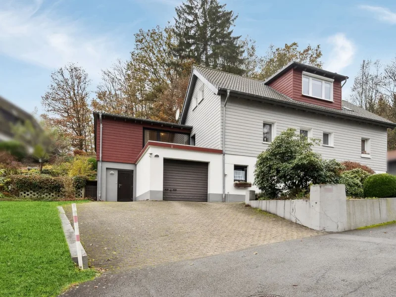 Frontansicht - Haus kaufen in Lüdenscheid - Wunderschönes Einfamilienhaus mit Einliegerwohnung und Garage am Waldrand in Lüdenscheid-Wettringhof