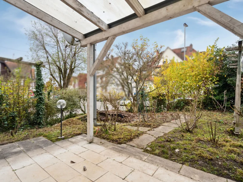 Terrasse und Gartenansicht