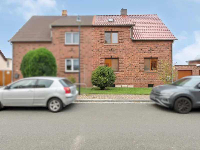 Hausansicht - Titelbild - Haus kaufen in Raguhn-Jeßnitz - Familientraum in ruhiger Lage: Gepflegte Doppelhaushälfte mit großzügigem Garten in Raguhn-Jeßnitz