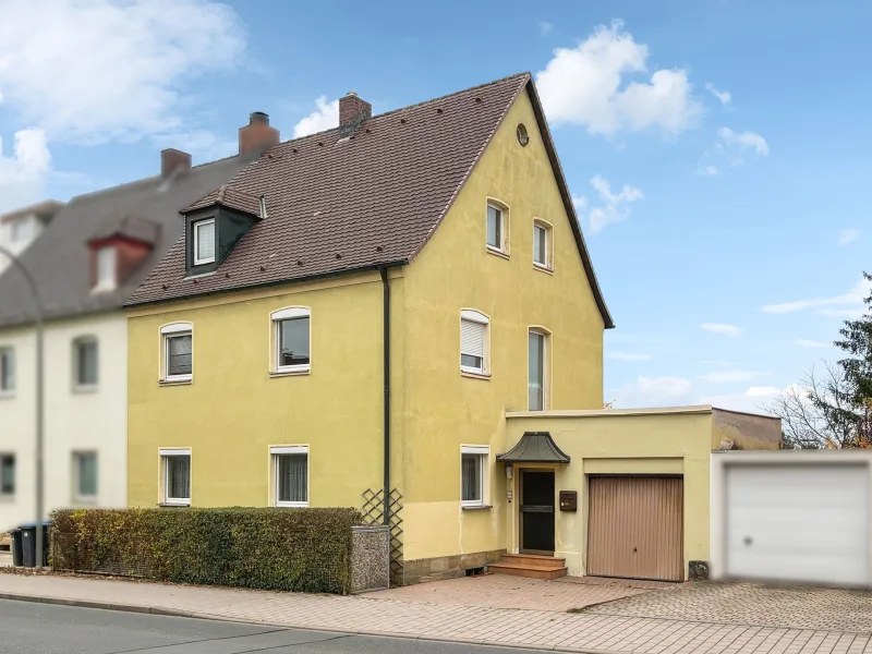 Hausansicht - Haus kaufen in Bayreuth - Sanierung - Doppelhaushälfte am roten Hügel in Bayreuth