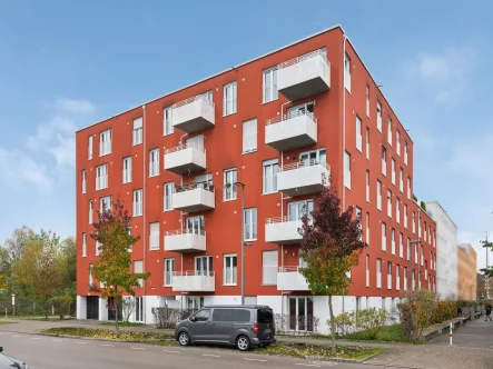 Hausansicht - Wohnung kaufen in Karlsfeld - Gepflegte 2-Zimmer-Wohnung mit sonnigem Balkon in beliebter Lage von Karlsfeld