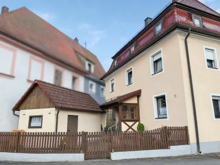 Außenansicht  - Haus kaufen in Auerbach in der Oberpfalz - Denkmalgeschütztes, großzügiges Haus mit kleinem, pflegeleichten Grundstück in Michelfeld 