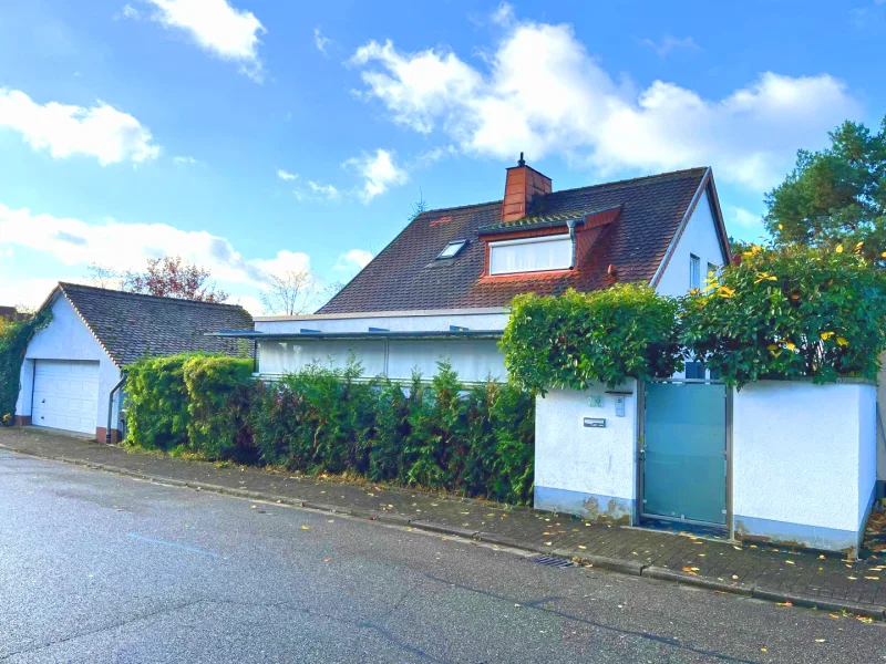 Außenansicht 1 - Haus kaufen in Saarbrücken - Exklusives Einfamilienhaus mit Pool in  Bestwohnlage in Saarbrücken-Güdingen