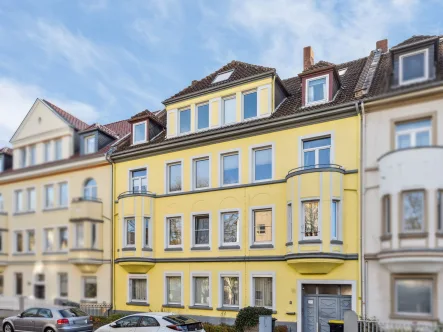 Titelbild - Wohnung kaufen in Hannover - Großzügige, attraktive, vermietete Maisonettewohnung in zentraler Lage von Hannover - Wülfel