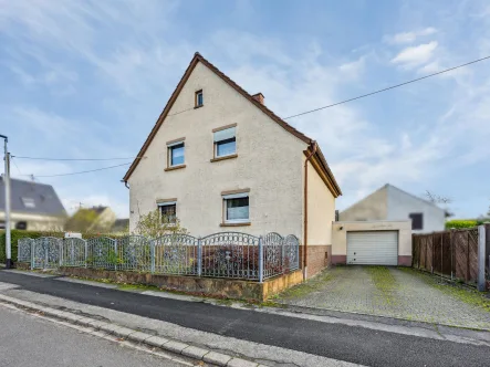 Titelbild - Haus kaufen in Waldalgesheim - Attraktives Angebot: Einfamilienhaus mit  schönem Garten in Waldalgesheim