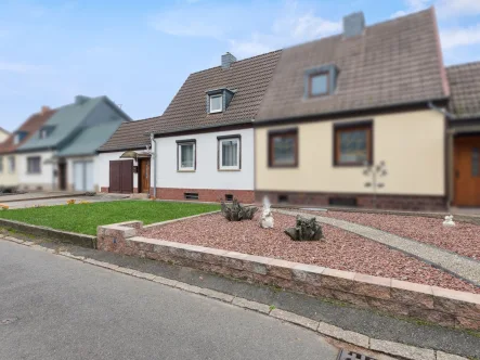 Titelbild - Haus kaufen in Dessau-Roßlau - Ruhige Lage von Dessau: Doppelhaushälfte sucht neue Eigentümer