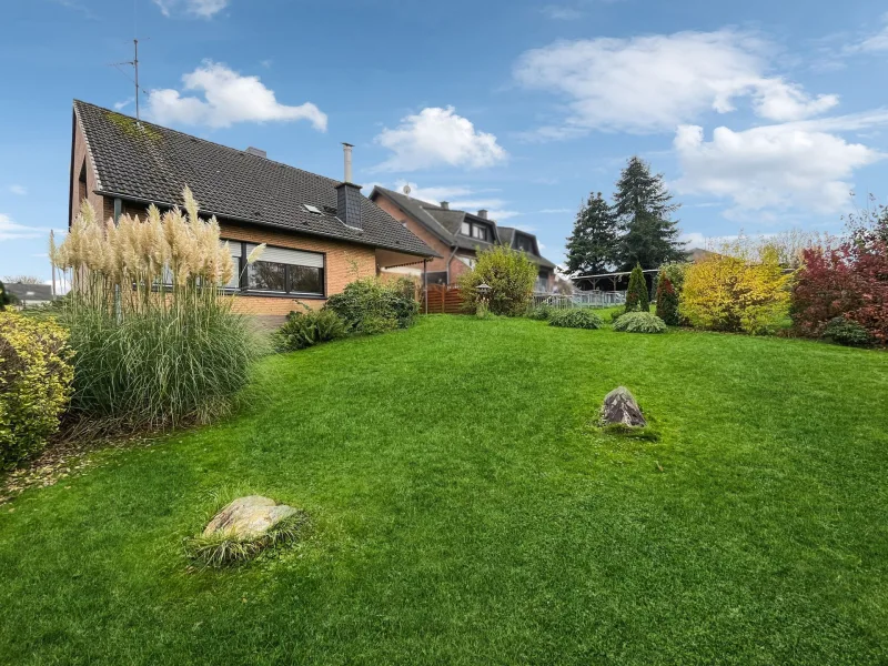 Rückansicht und Garten - Haus kaufen in Bornheim - Großzügiges, solides Einfamilienhaus zum Wohlfühlen mit sonnigem Garten in Bornheim-Brenig