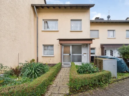 Frontansicht - Haus kaufen in Wuppertal - Gemütliches Reihenmittelhaus mit Garage in beliebter Lage von Wuppertal-Vohwinkel