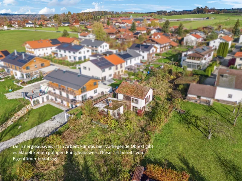 Luftaufnahme  - Grundstück kaufen in Riedering - Attraktives und großzügiges Grundstück mit Altbestand in idyllischer Lage von Riedering