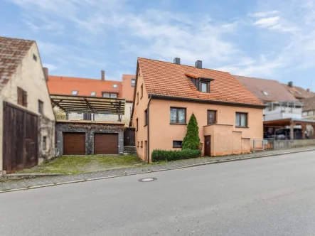 Außenansicht - Haus kaufen in Neuhof an der Zenn - Modernisierungsbedürftiges EFH mit 2 Garagen und Scheune im Ortskern von Neuhof an der Zenn