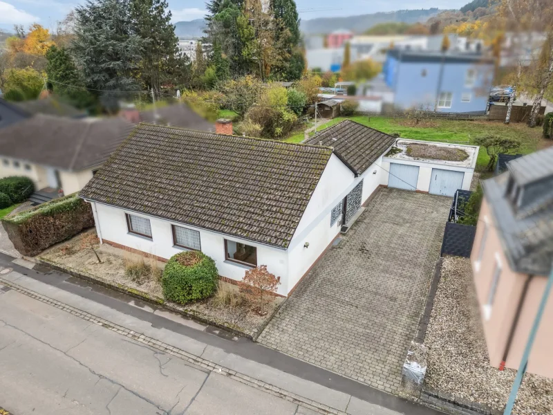 Titel - Haus kaufen in Schweich - Großzügiger Bungalow in Schweich bietet viel Platz und Potential für Familien