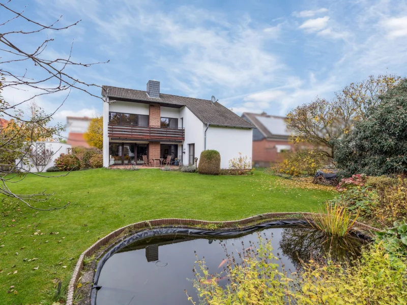 Rückansicht und Garten - Haus kaufen in Wunstorf/Blumenau - Perfektes Zuhause für Ihre junge Familie: Einfamilienhaus mit Einliegerwohnung in Wunstorf